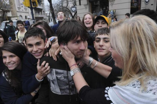 ISTERIE in Argentina! A fost batut Messi la el acasa? Se spune ca un suporter l-a palmuit pe strada! Vezi reactia jucatorului: