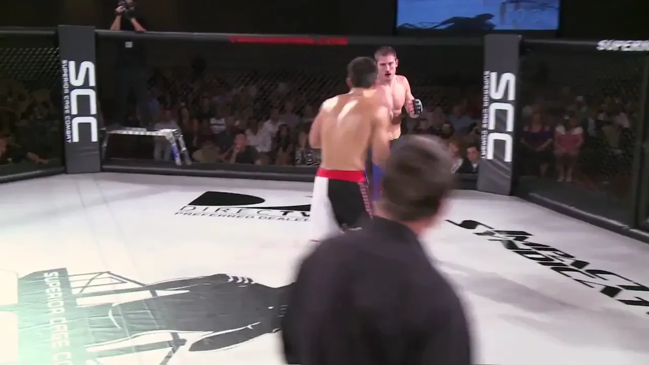 VIDEO: O lovitura incredibila face furori in meciurile in cusca! Vezi KO este LA MODA: