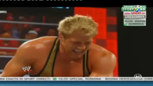 VIDEO: John Cena a alergat 2 oameni cu o teava de metal! Vezi cum l-a SCOS DIN MINTI Miz!