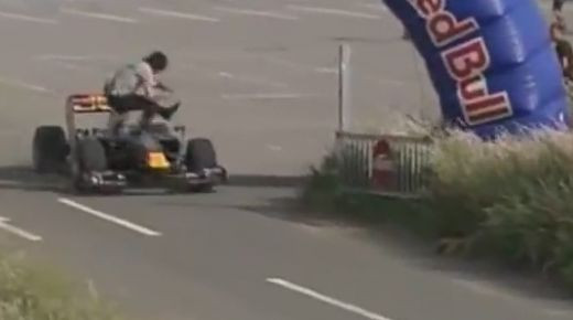 VIDEO SOCANT! Un fan nebun a vrut sa sara peste o masina de Formula 1 in timp ce mergea pe pista! Vezi cum s-a terminat