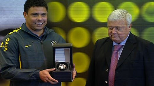 SUPERFOTO Ronaldo TREBUIE sa dea gol cu Romania: Nu conteaza cum, sa fie si penalty! Ce cadou PERSONALIZAT a primit la retragere