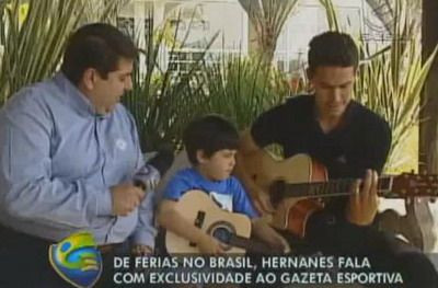 Colegulul lui Radu Stefan de la Lazio, Hernanes,&nbsp;face SHOW la chitara alaturi de copilul sau! VIDEO