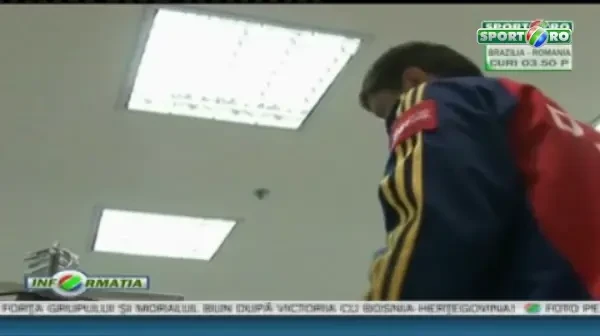 VIDEO! Jucatorii nationalei s-au dus la mall in ziua meciului! Tanase si-a luat tricou cu Brazilia! Surdu, singurul care a dat autografe in Sao Paolo!