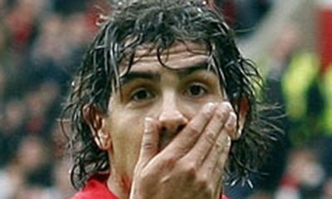 Tevez face piata cu translatorul dupa el: