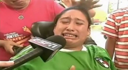 EMOTIONANT! Cum a reactionat o fana in carucior cu rotile cand a primit un autograf de la Chicharito