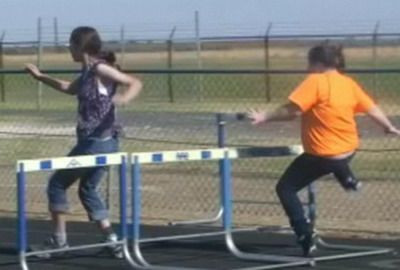 VIDEO! Mori de ras la clipul asta! Cum se descurca fetele de liceu la 100m garduri :))