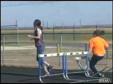 VIDEO! Mori de ras la clipul asta! Cum se descurca fetele de liceu la 100m garduri :))