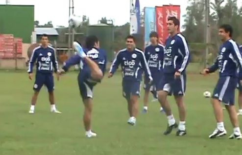 VIDEO FABULOS! Are un GLONT IN CREIER si s-a antrenat cu nationala Paraguayului inainte de meciul cu Romania! Ce super pasa cu calcaiul a dat!