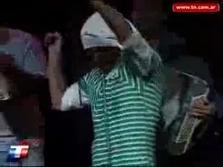 VIDEO ZEUL Tevez in Argentina! A cantat pe scena cu formatia sa preferata!