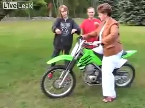 Prima cursa a mamei cu motocicleta! Ce crezi ca a patit ... bunica?