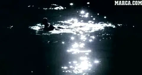 VIDEO Spectaculos / Surf-ul a trecut la un alt nivel: adrenalina totala la lumina lunii!