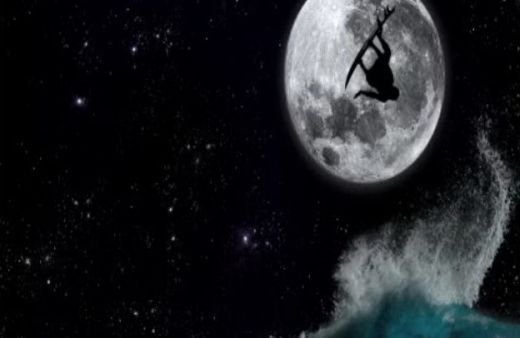 VIDEO Spectaculos / Surf-ul a trecut la un alt nivel: adrenalina totala la lumina lunii!