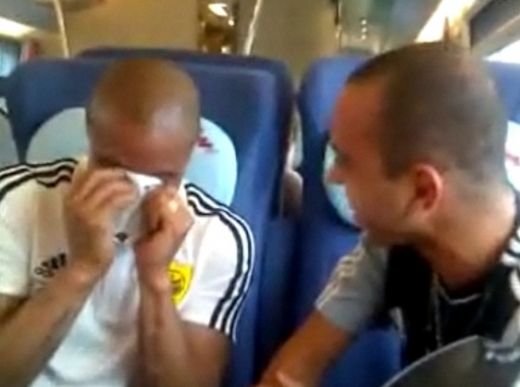 Roberto Carlos inCANTA la 38 de ani! Vezi cum le-a spart timpanele colegilor dupa supergolul din lovitura libera :)