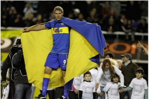 VIDEO SUPER Martin Palermo s-a retras cu ochii in lacrimi! Vezi ce show a facut la ultimul meci pentru Boca alaturi de Maradona!