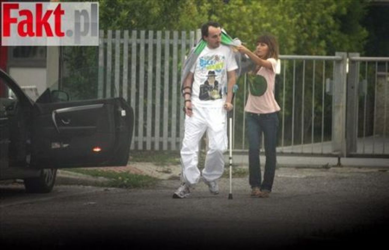 FOTO: A fost la un pas sa-si piarda mana si nimeni nu-i mai dadea vreo sansa! Primele fotografii cu polonezul Kubica dupa accidentul horror din februarie!_2