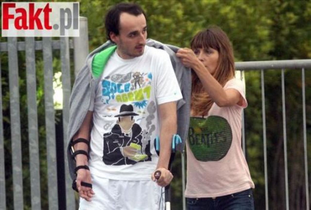 FOTO: A fost la un pas sa-si piarda mana si nimeni nu-i mai dadea vreo sansa! Primele fotografii cu polonezul Kubica dupa accidentul horror din februarie!_6