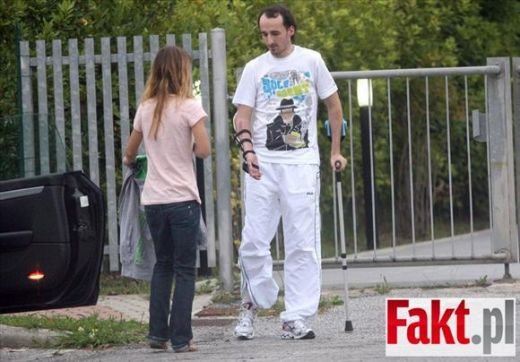 FOTO: A fost la un pas sa-si piarda mana si nimeni nu-i mai dadea vreo sansa! Primele fotografii cu polonezul Kubica dupa accidentul horror din februarie!_7