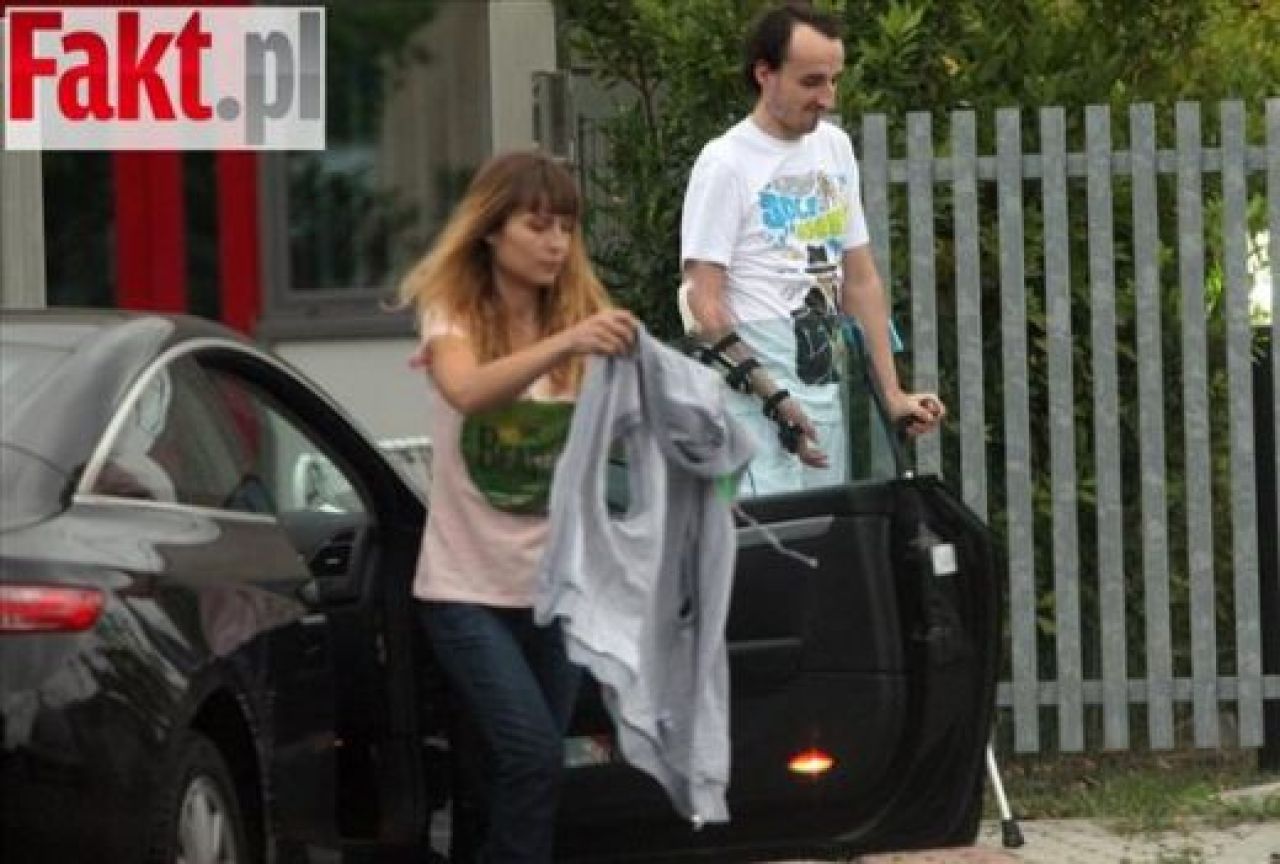 FOTO: A fost la un pas sa-si piarda mana si nimeni nu-i mai dadea vreo sansa! Primele fotografii cu polonezul Kubica dupa accidentul horror din februarie!_9