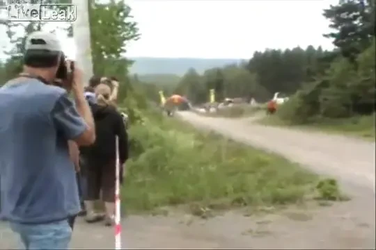 DEZASTRU filmat la o cursa de raliu: Accident in lant si un cameraman care isi putea filma moartea!