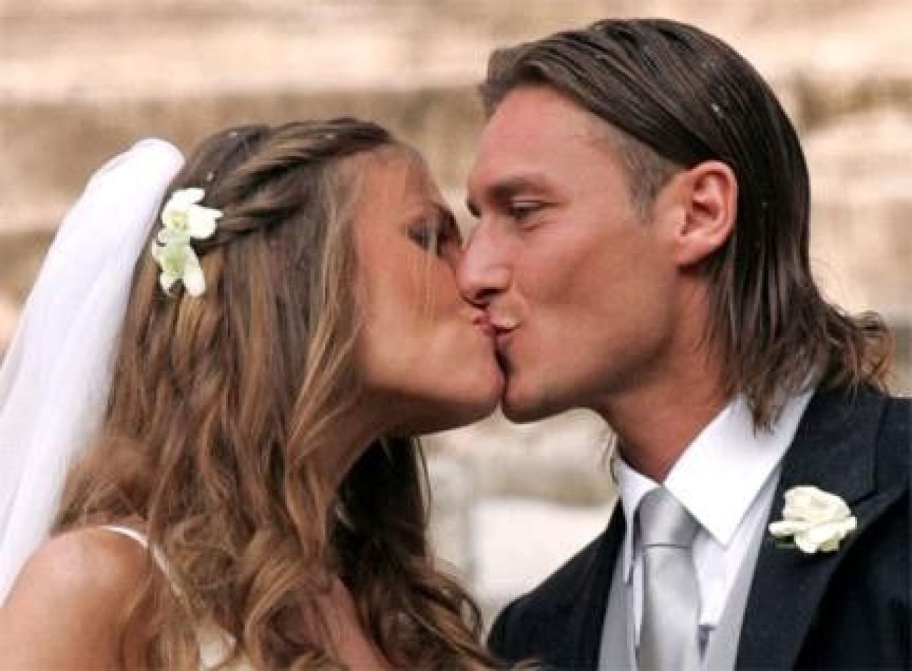 TOTI viseaza la ea, TOTTI o are! Cum a cucerit-o pe cea mai frumoasa prezentatoare din Italia!_5