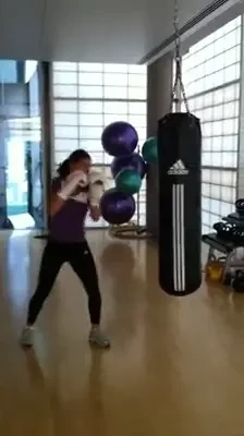 SUPER VIDEO! Sorana Carstea s-a transformat intr-o BESTIE :) Vezi ce lovituri LETALE de kickboxing stie!