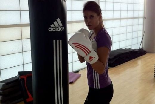 SUPER VIDEO! Sorana Carstea s-a transformat intr-o BESTIE :) Vezi ce lovituri LETALE de kickboxing stie!
