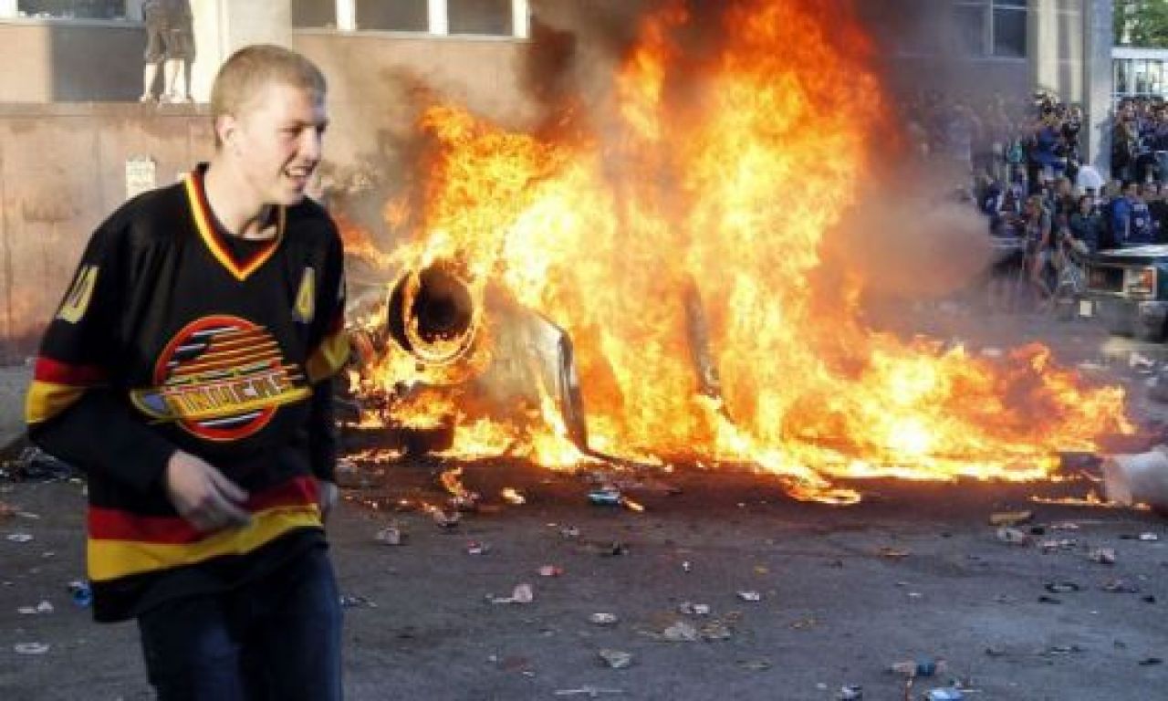 IMAGINI INCREDIBILE! Fanii au devastat strazile dupa ce au pierdut finala NHL! Nebunia dupa ce Boston a luat Stanley Cup!_7