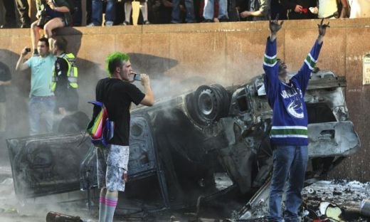 IMAGINI INCREDIBILE! Fanii au devastat strazile dupa ce au pierdut finala NHL! Nebunia dupa ce Boston a luat Stanley Cup!_8