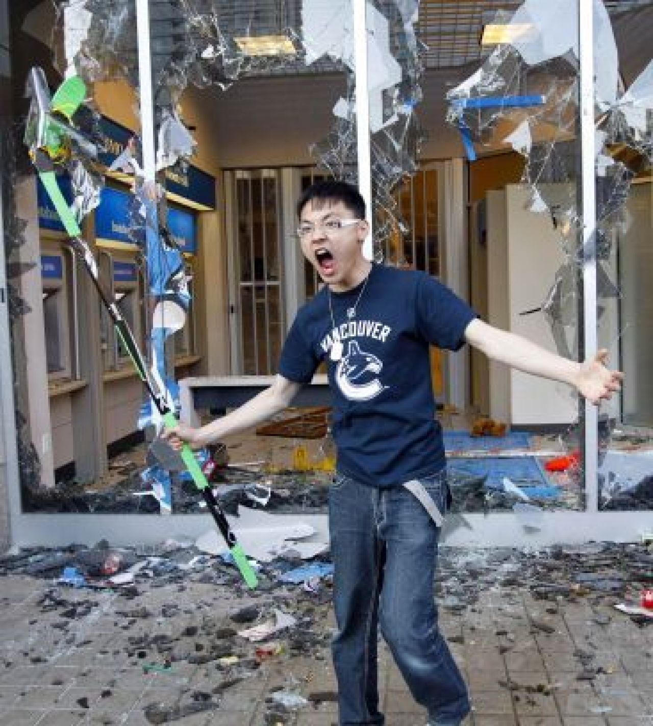 IMAGINI INCREDIBILE! Fanii au devastat strazile dupa ce au pierdut finala NHL! Nebunia dupa ce Boston a luat Stanley Cup!_9