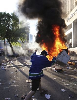IMAGINI INCREDIBILE! Fanii au devastat strazile dupa ce au pierdut finala NHL! Nebunia dupa ce Boston a luat Stanley Cup!_10