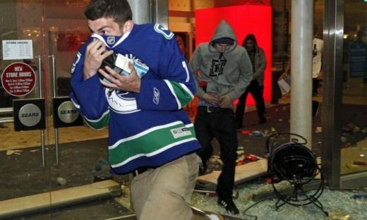 IMAGINI INCREDIBILE! Fanii au devastat strazile dupa ce au pierdut finala NHL! Nebunia dupa ce Boston a luat Stanley Cup!_12