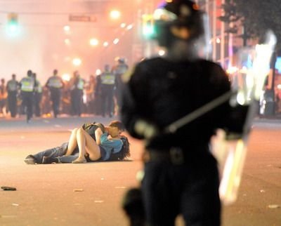 IMAGINI INCREDIBILE! Fanii au devastat strazile dupa ce au pierdut finala NHL! Nebunia dupa ce Boston a luat Stanley Cup!_18