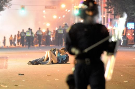 IMAGINI INCREDIBILE! Fanii au devastat strazile dupa ce au pierdut finala NHL! Nebunia dupa ce Boston a luat Stanley Cup!_19