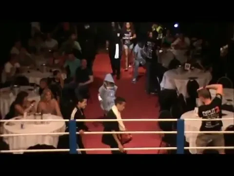 VIDEO: Milion Manhoef! La doar 10 ani se lupta INCREDIBIL iar tati vine in Romania sa se bata cu Morosanu: