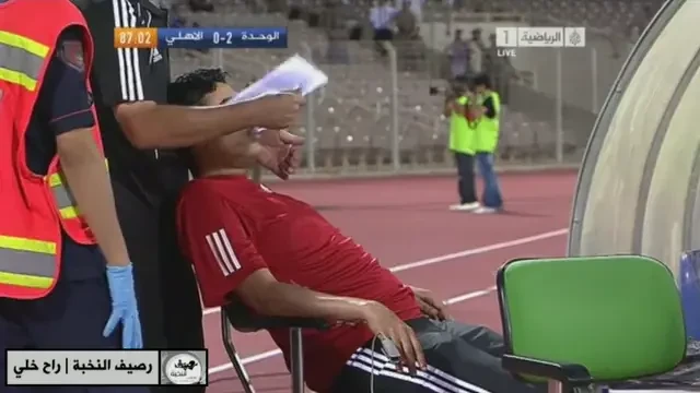 L-a topit caldura! Antrenorul lui Al Wehda le-a dat emotii fanilor: a avut nevoie de ingrijri medicale!