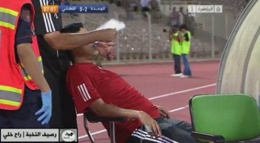 L-a topit caldura! Antrenorul lui Al Wehda le-a dat emotii fanilor: a avut nevoie de ingrijri medicale!