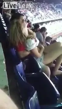 IMAGINI INCREDIBILE! Cel mai indragostit suporter si-a SATIFACUT iubita in timpul meciului!