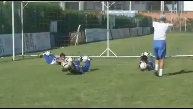 VIDEO! Accident la locul de munca! Ce pateste un fotbalist care lucreaza intins pe gazon! :))