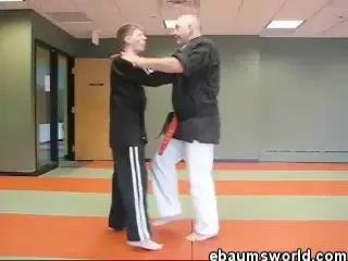 VIDEO: El este cel mai prost Sensei din lume! Si-a batut joc de elevul sau cu un KO&nbsp;in 1 secunda!&nbsp;Vezi lovitura: