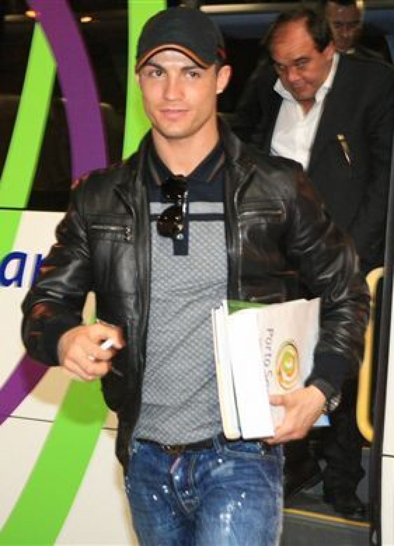 Cel mai tare dribling al lui Ronaldo pe anul asta! A fentat toti paparazzi! Vezi cum si-a botezat fiul si aparitia surpriza de la petrecere!_5
