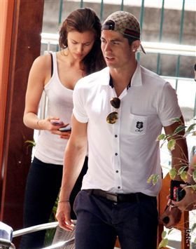 Cel mai tare dribling al lui Ronaldo pe anul asta! A fentat toti paparazzi! Vezi cum si-a botezat fiul si aparitia surpriza de la petrecere!_10