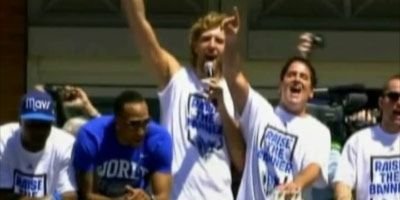VIDEO Petrecerea continua la Dallas dupa titlul din NBA! Cum i-a speriat Nowitzki cu vocea sa cand a cantat We are the champions! :))
