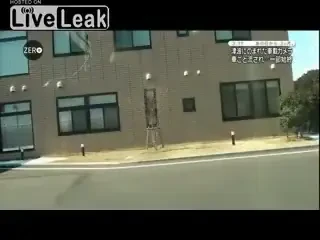 IMAGINI RARE! Tsunamiul din Japonia, filmat de un scuterist! Care a fost norocul vietii lui?