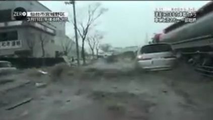 IMAGINI RARE! Tsunamiul din Japonia, filmat de un scuterist! Care a fost norocul vietii lui?