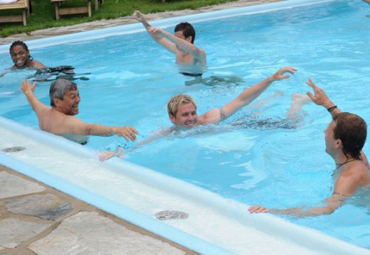 Lucescu face reclama la slipii de acum 40 de ani :) A facut SHOW la piscina alaturi de brazilienii de zeci de milioane: