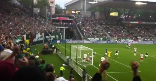 VIDEO! Asa ajungi EROU in fotbal! A scos mingea de pe linia portii din FOARFECA!