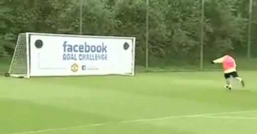VIDEO SENZATIONAL! Facebook goal challenge cu Rooney, Nani si Chicharito a avut un singur castigator!