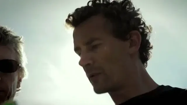 VIDEO! Federer e un COLOS la Wimbledon! Englezii i-au desenat fata pe un teren de fotbal! Vezi cel mai tare clip din tenis in 2011!