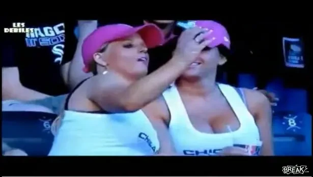 VIDEO! EPIC FAIL! Cum isi fac blondele poze pe stadion! :))