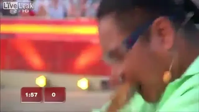 A decojit 5 nuci de cocos cu dintii in doua minute! REACTIA lui Vettel!